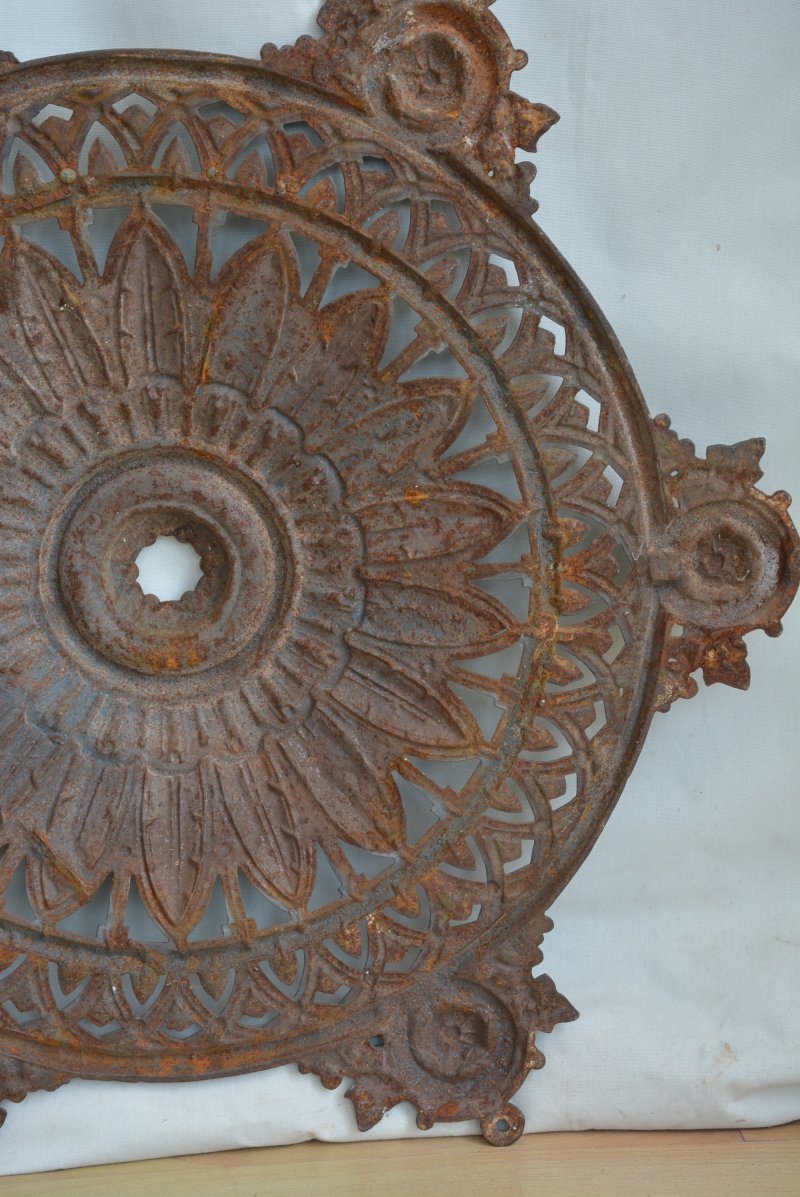 Antique Victorian Cast Iron Ceiling Rose With Feather And Ivy Decoration - Image 15